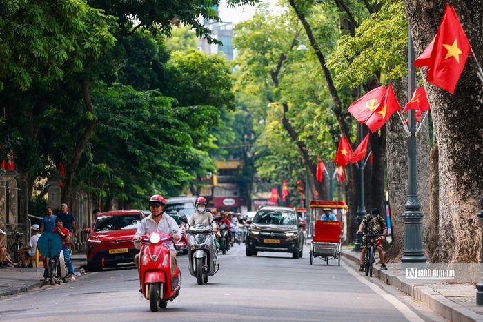 Cờ Đảng, cờ Tổ quốc được trang trí trên các tuyến phố trung tâm Hà Nội tạo không khí trang trọng, rực rỡ chào mừng 81 năm Cách mạng Tháng Tám thành công và Quốc khánh 2/9.