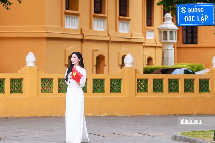 Cũng trong những ngày này, nhiều người dân, đặc biệt là thiếu nữ trong tà áo dài trắng kéo nhau đến các địa điểm, di tích để chụp ảnh kỷ niệm.
