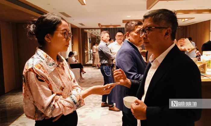 Ông Phan Bá Kiên trao đổi với phóng viên