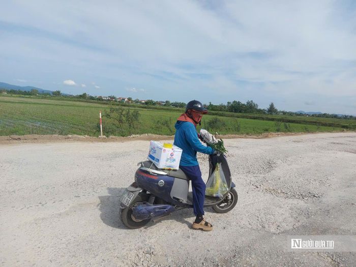 Khi trời mưa, tuyến đường biến thành những “mương nước” ngập ngụa, che lấp ổ voi, ổ gà; còn khi nắng lên, bụi mù mịt bốc cao, gây cản trở tầm nhìn và tiềm ẩn nguy cơ mất an toàn giao thông. Trong đó, đoạn bị hư hỏng nặng nề nhất nằm tại xã Thiên Nhẫn, tỉnh Nghệ An.