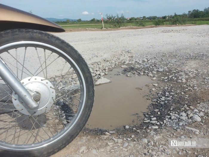 Trao đổi với phóng viên Người Đưa Tin, ông Lê Ngọc Hiền, Phó Chủ tịch xã Thiên Nhẫn, giải thích, ban đầu, tuyến đường này dài hơn 2km vốn dĩ được đầu tư theo tiêu chuẩn thấp, mục đích phòng tránh ngập lụt vào mùa mưa cho người dân địa phương.