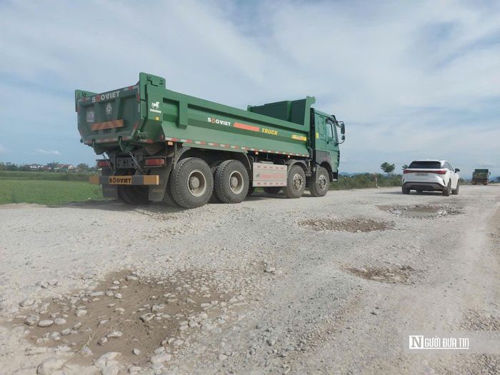 Bằng mắt thường có thể thấy, mặt đường chằng chịt ổ gà, ổ voi. Nhiều đoạn lề đường bị cày xới rách toác, nham nhở. Tuyến đường vốn đã xuống cấp, nay càng thêm "nát như tương" bởi hằng ngày gánh một lượng lớn xe tải nặng.