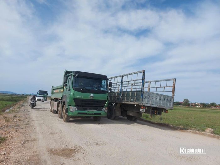 Vào khoảng năm 2016, cầu Yên Xuân khánh thành và thông xe đã kết nối tỉnh Nghệ An và Hà Tĩnh, giúp người dân lưu thông thuận tiện hơn rất nhiều. Tuy nhiên, đồng nghĩa với việc đó, trên tuyến xuất hiện xe tải trọng lớn, xe đầu kéo, container hoạt động nhiều đã khiến mặt đường, vốn được đầu tư theo tiêu chuẩn đường huyện, nhanh chóng xuống cấp, hư hỏng tại nhiều vị trí.