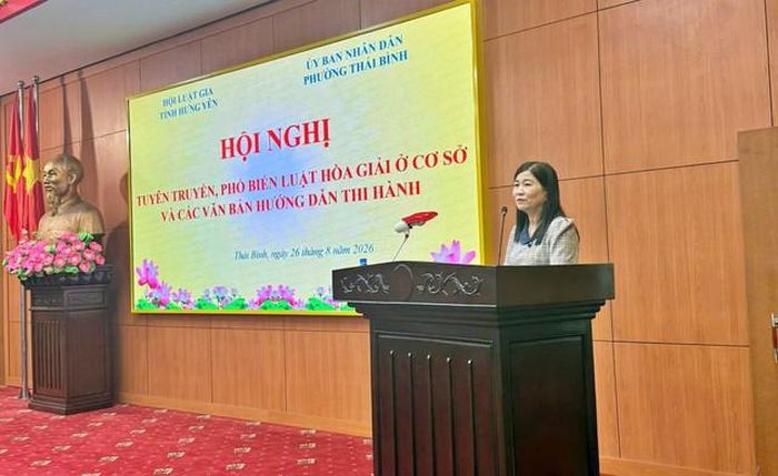 Bà Phạm Thị Liễu Lập - Phó Chủ tịch Hội Luật gia tỉnh Hưng Yên trình bày tại hội nghị. 