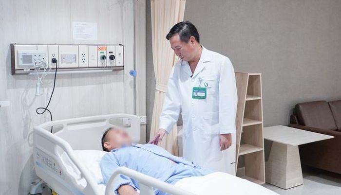 Bác sĩ thăm khám cho bệnh nhân (Ảnh: BVCC).