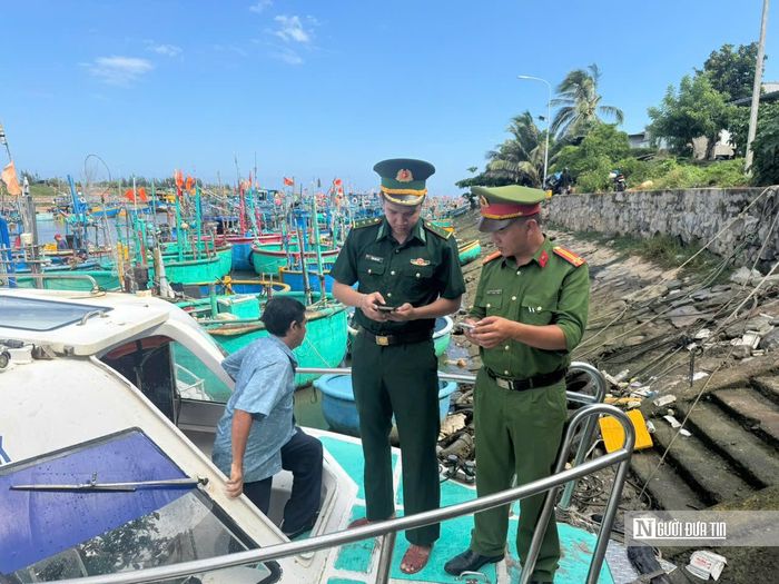 Công an xã Liên Hương và biên phòng kiểm tra tình hình an ninh, trật tự tại bến thủy nội địa, hoạt động ra vào của tàu thuyền.