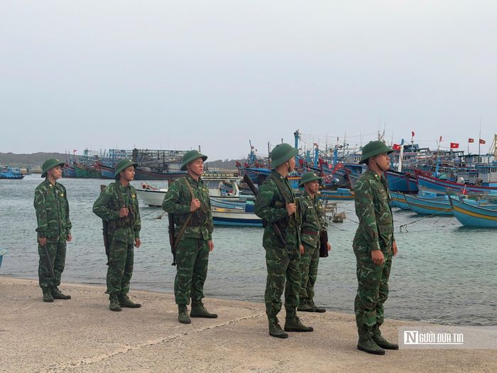 Đồn Biên phòng cửa khẩu Cảng Phú Quý tuần tra trên đảo.