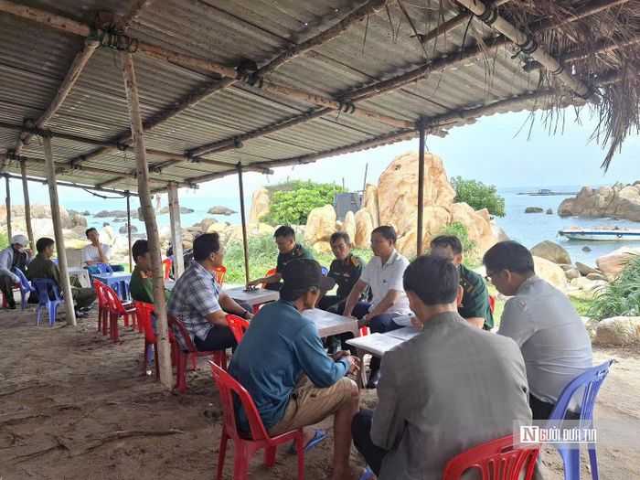 Kiểm tra tình hình an ninh, trật tự tại bến thủy nội địa, hoạt động ra vào của phương tiện thuỷ nội địa ở xã Tân Thành.
