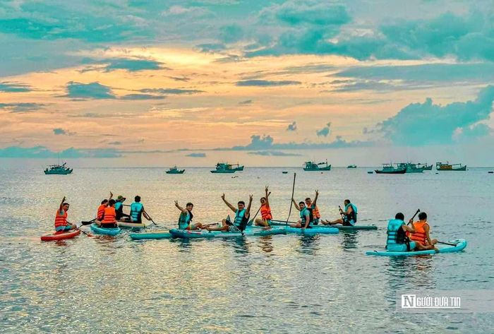 Du khách thích thú khi trải nghiệm du lịch ở Hòn Tranh.