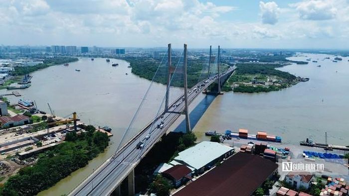 Cầu Phú Mỹ 1 là nút giao thông huyết mạch nối từ khu Nam Tp.HCM sang khu Đông, vào các cảng nước sâu. Tuyến đường này luôn trong tình trạng đông xe.