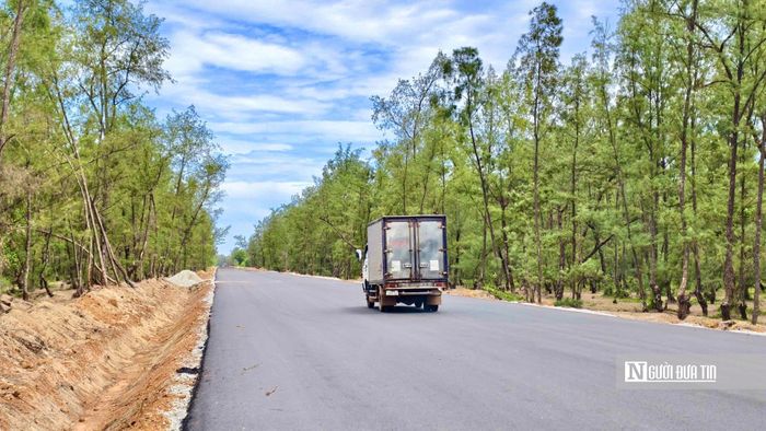 Nhiều người dân và phương tiện di chuyển qua khu vực này.
