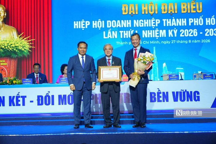 Chủ tịch UBND TP.HCM Nguyễn Văn Được tặng bằng khen cho Hiệp hội Doanh nghiệp Tp.HCM nhiệm kỳ cũ