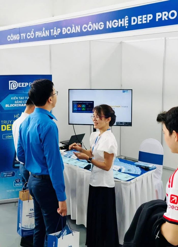 Công ty Deep Pro giới thiệu cho khách hàng về các giải pháp trong Hệ sinh thái công nghệ.