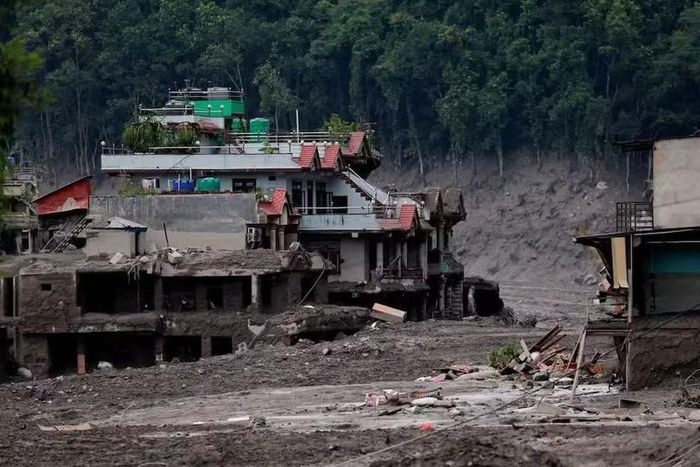 Tòa nhà may mắn sót lại. Ảnh: Reuters.