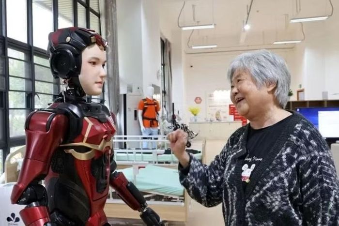 Theo Bill Gates, chăm sóc người già là một trong những nghề đòi hỏi sự đồng cảm, tương tác không nên để AI thay thế con người. Ảnh: Sohu.