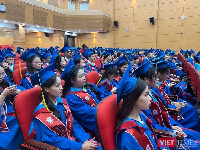 Các sinh viên của khoá học đặc biệt đã trở thành tân bác sĩ. Ảnh: Thanh Hằng.