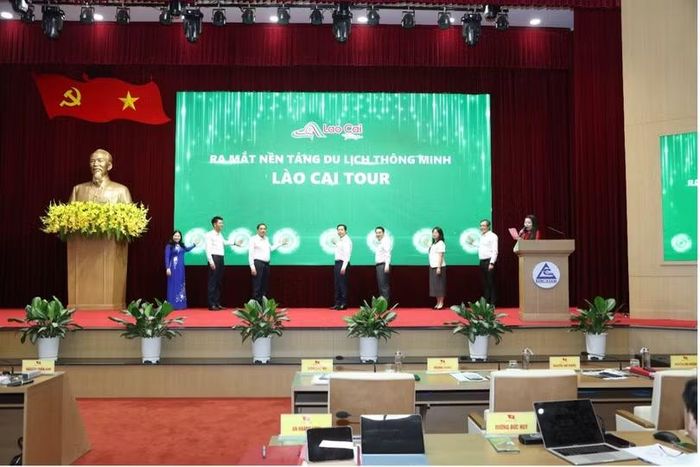 Nghi thức ấn nút đánh dấu việc nền tảng du lịch thông minh Lào Cai Tour chính thức đi vào hoạt động.