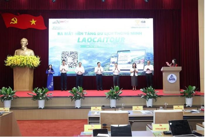 Lãnh đạo tỉnh Lào Cai bấm nút ra mắt Ứng dụng Du lịch thông minh Lào Cai Tour.