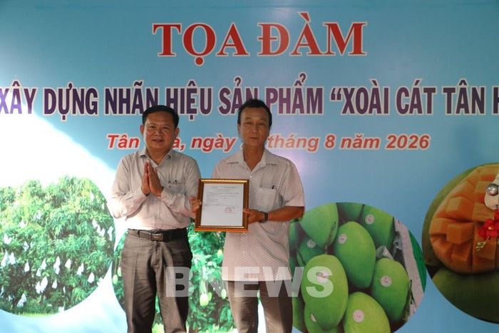 Trao giấy chứng nhận tổ hợp tác sản xuất cây xoài cát Tân Hòa. Ảnh: Duy Khương-TTXVN