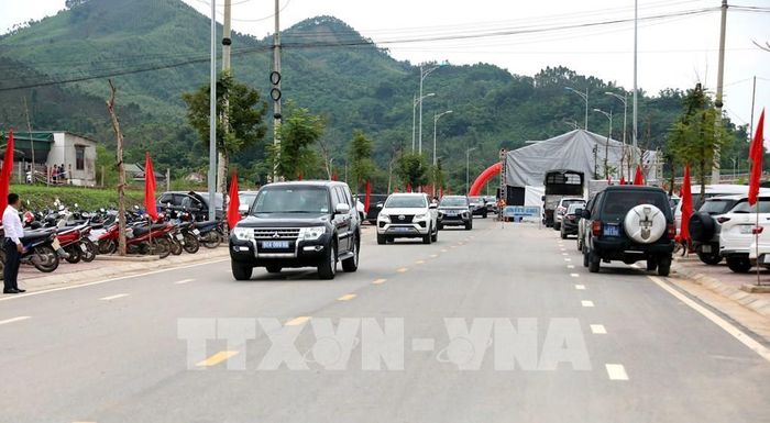Lễ thông xe kỹ thuật tuyến đường từ Khu du lịch suối khoáng Mỹ Lâm đến Quốc lộ 2D, kết nối với đường cao tốc Tuyên Quang - Phú Thọ. Ảnh: Quang Cường - TTXVN