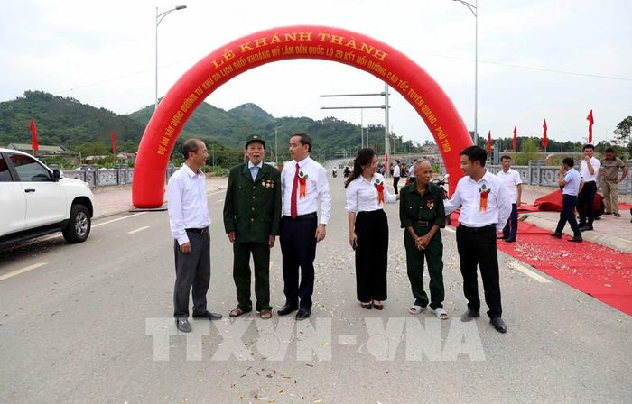 Niềm vui của cán bộ, người dân phường Mỹ Lâm (Tuyên Quang) khi tuyến đường được đưa vào sử dụng. Ảnh: Quang Cường - TTXVN