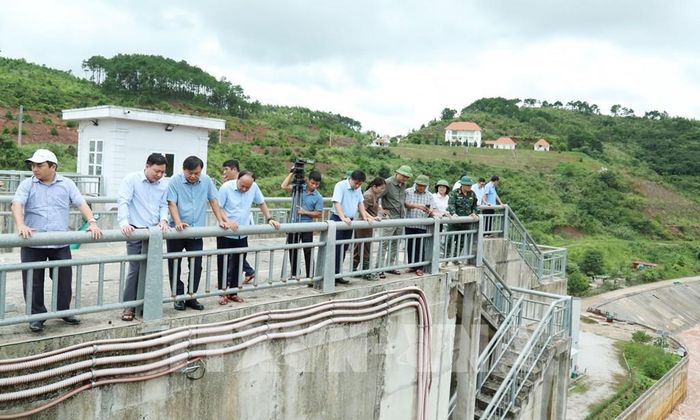 Đoàn công tác của Bộ Nông nghiệp và Môi trường do Thứ trưởng Nguyễn Hoàng Hiệp làm trưởng đoàn đến kiểm tra công tác phòng chống bão lũ tại xã Thất Khê và kiểm tra vận hành hồ chứa nước Bản Lải, tỉnh Lạng Sơn. Ảnh: TTXVN phát