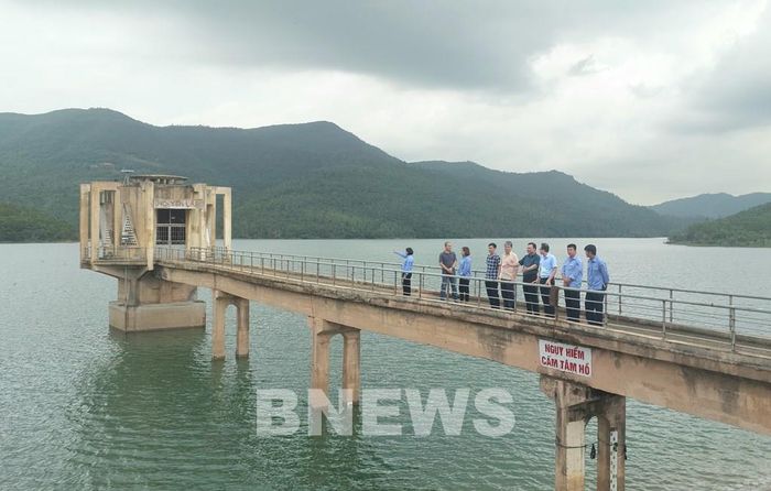 Cơ quan chức năng kiểm tra hồ Yên Lập, tỉnh Quảng Ninh. Ảnh: Bích Hồng/Bnews/vnanet.vn