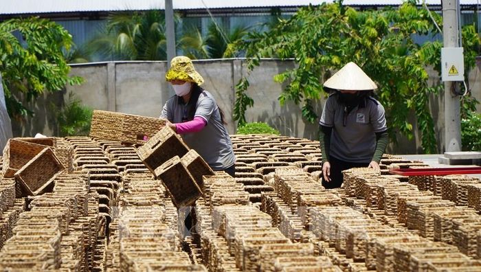 Tận dụng nguồn nguyên liệu sẵn tại địa phương, Công ty TNHH Xuất nhập khẩu Bình An Thịnh sản xuất hàng thủ công mỹ nghệ để xuất khẩu. Ảnh: Nhựt An - TTXVN