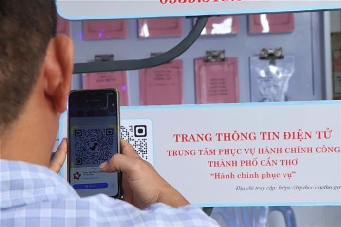 Tổ công nghệ số cộng đồng toàn TP.Cần Thơ đã hướng dẫn người dân thực hiện 5.445 hồ sơ dịch vụ công trực tuyến trong quý II/2026. Ảnh: Thu Hiền - TTXVN