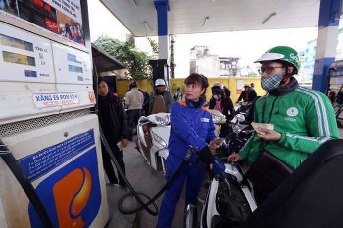 Khách đến mua hàng tại cửa hàng giá xăng dầu Petrolimex . Ảnh: Huy Hùng - TTXVN