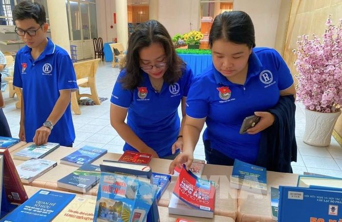 Đoàn viên thanh niên tìm hiểu, đọc sách tại Thư viện thành phố Cần Thơ cơ sở Sóc Trăng (phường Phú Lợi). Ảnh: Nguyễn Hằng - TTXVN