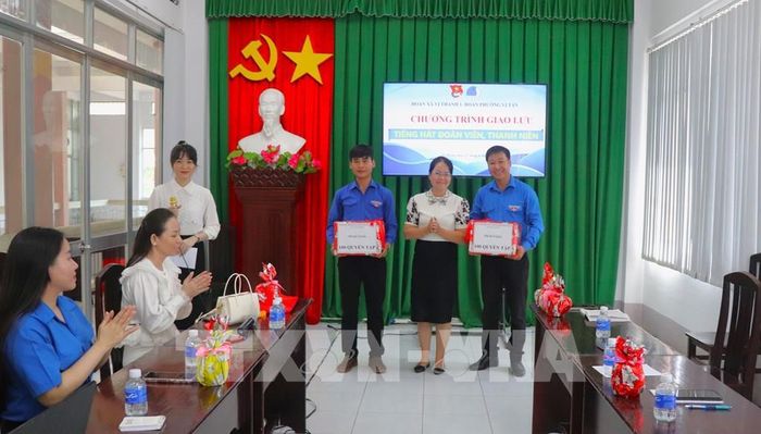 Sáng 27/8, tại Thư viện thành phố Cần Thơ cơ sở Vị Thanh, 200 quyển vở được trao tặng cho trẻ em có hoàn cảnh khó khăn trên địa bàn phường Vị Tân và xã Vị Thanh 1. Ảnh: Nguyễn Hằng -TTXVN