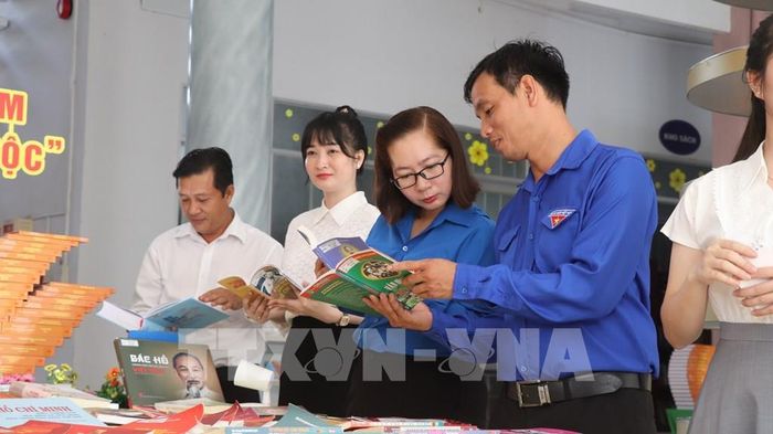Đoàn viên thanh niên phường Vị Tân và xã đoàn Vị Thanh 1 tìm hiểu sách tại Thư viện thành phố Cần Thơ Cơ sở Vị Thanh. Ảnh: Nguyễn Hằng - TTXVN