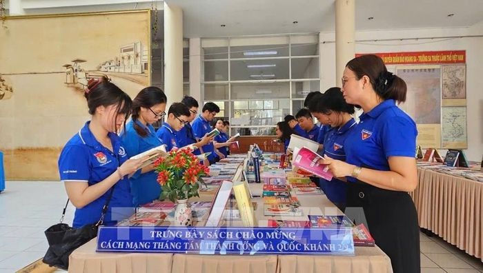 Đoàn viên thanh niên tìm hiểu, đọc sách tại Thư viện thành phố Cần Thơ cơ sở Sóc Trăng (phường Phú Lợi). Ảnh: Nguyễn Hằng - TTXVN