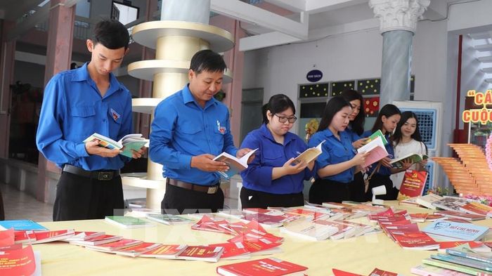 Đoàn viên thanh niên phường phường Vị Tân và xã đoàn Vị Thanh 1 tìm hiểu sách tại Thư viện thành phố Cần Thơ Cơ sở Vị Thanh. Ảnh: Nguyễn Hằng - TTXVN