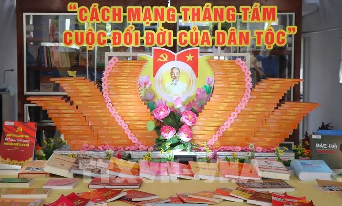 Hoạt động trưng bày sách với mô hình “Hoa Sen” tại Thư viện thành phố Cần Thơ Cơ sở Vị Thanh. Ảnh: Nguyễn Hằng - TTXVN