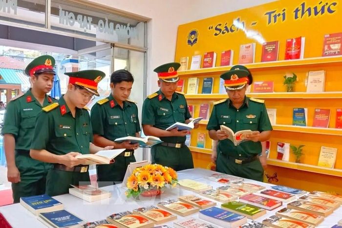 Đoàn viên thanh niên Bộ chỉ huy quân sự thành phố tham quan Triển lãm sách tại Thư viện thành phố Cần Thơ (phường Ninh Kiều). Ảnh: Nguyễn Hằng - TTXVN