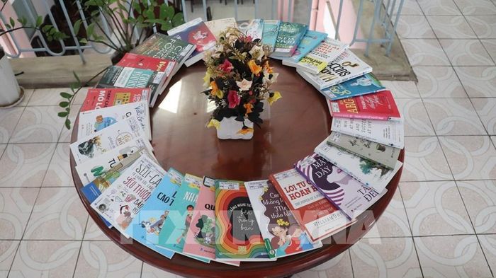 Một góc không gian trưng bày sách tại Thư viện thành phố Cần Thơ Cơ sở Vị Thanh. Ảnh: Nguyễn Hằng - TTXVN