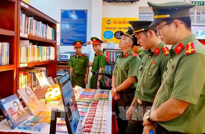 Ban thanh niên Công an thành phố Cần Thơ tìm hiểu sách tại Thư viện thành phố Cần Thơ (phường Ninh Kiều). Ảnh: Nguyễn Hằng - TTXVN