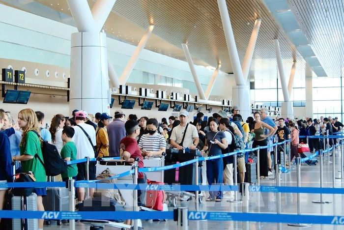 Nhà ga T3 sân bay Tân Sơn Nhất nhộn nhịp hành khách. Ảnh tư liệu: TTXVN phát