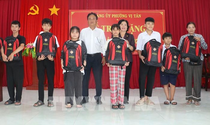 Hội Nạn nhân chất độc da cam/dioxin thành phố Cần Thơ phối hợp phường Vị Tân trao quà cho các nạn nhân chất độc da cam/dioxin trên địa bàn phường ngày 27/8/2026. Ảnh: Duy Khương – TTXVN