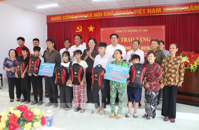 Hội Nạn nhân chất độc da cam/dioxin thành phố Cần Thơ phối hợp phường Vị Tân, trao quà cho các nạn nhân chất độc da cam/dioxin trên địa bàn phường ngày 27/8/2026. Ảnh: Duy Khương – TTXVN
