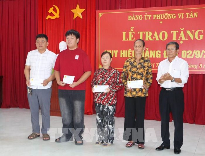 Hội Nạn nhân chất độc da cam/dioxin thành phố Cần Thơ phối hợp phường Vị Tân trao quà cho các nạn nhân chất độc da cam/dioxin trên địa bàn phường ngày 27/8/2026. Ảnh: Duy Khương – TTXVN