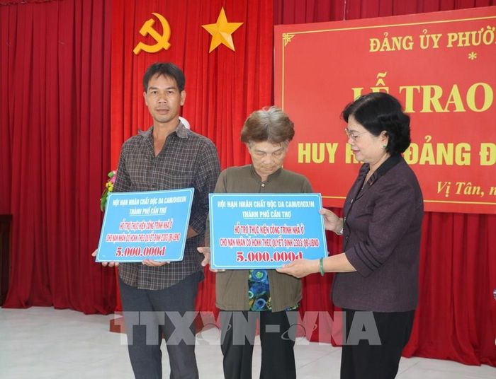 Bà Võ Thị Thanh Nga, Chủ tịch Hội Nạn nhân chất độc da cam/dioxin thành phố Cần Thơ, trao quà cho các nạn nhân chất độc da cam/dioxin phường Vị Tân ngày 27/8/2026. Ảnh: Duy Khương – TTXVN