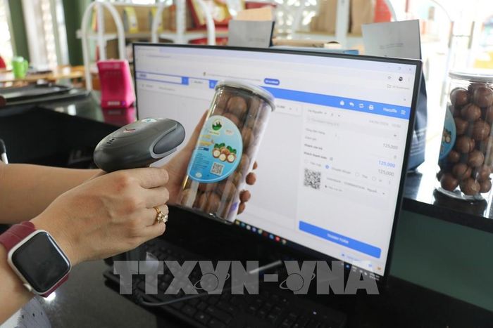 Các sản phẩm nông sản, OCOP của xã Nhân Cơ (Lâm Đồng) được số hóa thông tin, gắn mã QR truy xuất nguồn gốc và đưa lên sàn thương mại điện tử. Ảnh: Nguyễn Huy Thành – TTXVN