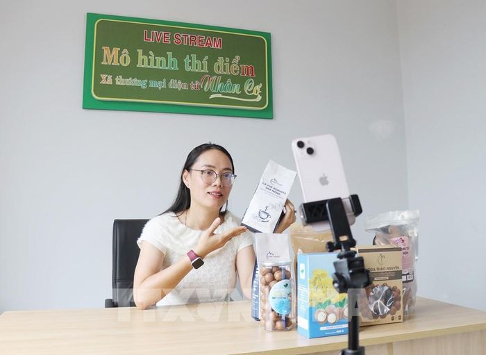 Điểm giới thiệu sản phẩm OCOP kết hợp không gian livestream bán hàng tại mô hình “Xã thương mại điện tử Nhân Cơ” (Lâm Đồng) góp phần quảng bá, tiêu thụ sản phẩm nông sản, OCOP của địa phương trên nền tảng số. Ảnh: Nguyễn Huy Thành – TTXVN