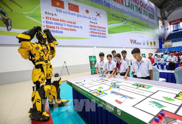 Sân chơi Robocon giúp học sinh biến kiến thức công nghệ được học trong nhà trường thành những trải nghiệm thực tiễn. Ảnh: Giang Phương - TTXVN 