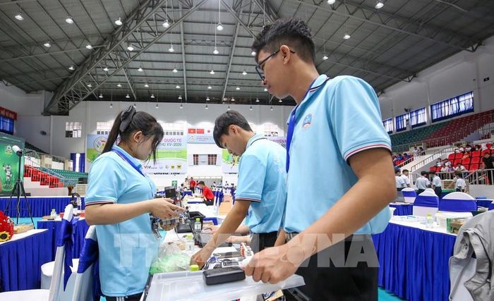 Thông qua Cuộc thi Robocon, học sinh có cơ hội tìm hiểu sâu hơn về lập trình, phần mềm mô phỏng Robosim và ứng dụng công nghệ vào thực tiễn. Ảnh: Giang Phương - TTXVN
