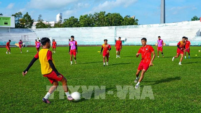 Hoạt động tập luyện bóng đá tại Trung tâm Huấn luyện và Thi đấu Thể thao tỉnh Tây Ninh (cơ sở 1). Ảnh: Minh Phú – TTXVN