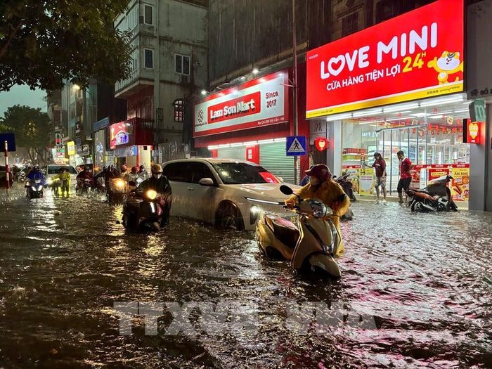 Mưa lớn gây ngập cục bộ trên phố Đội Cấn. Ảnh: Lê Đông - TTXVN